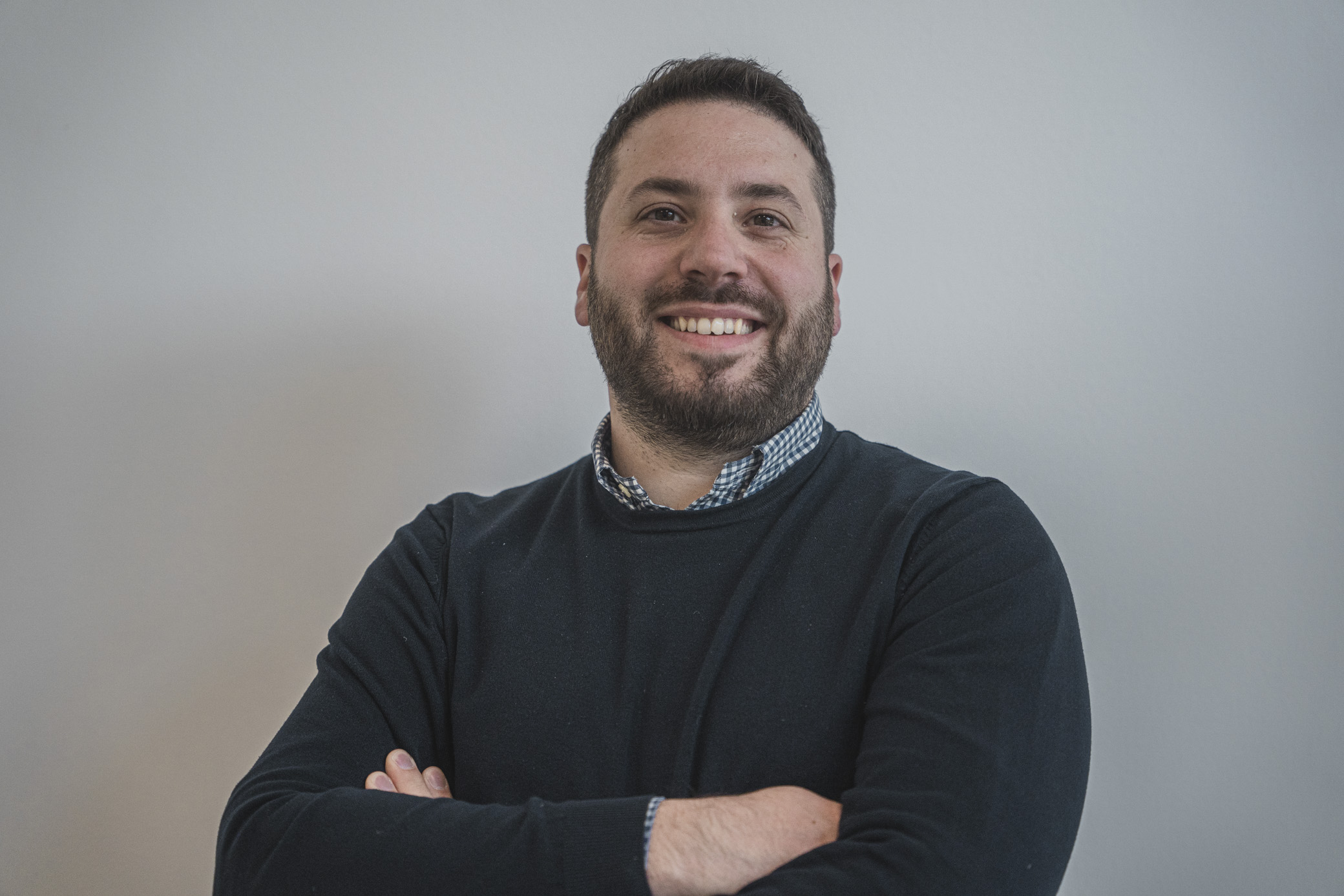 Profile Picture of Adrián Moreno (@zetxek), working side by side with a colleague: sitting on a desk, while looking at a screen